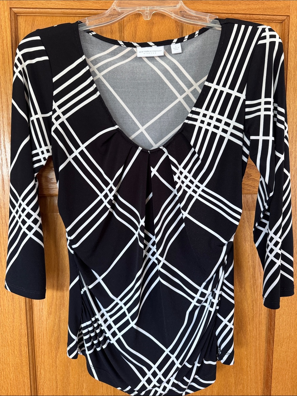 New York & Company Black and White Plaid V-Neck 3/4 Sleeve Ruched Top, Sz S